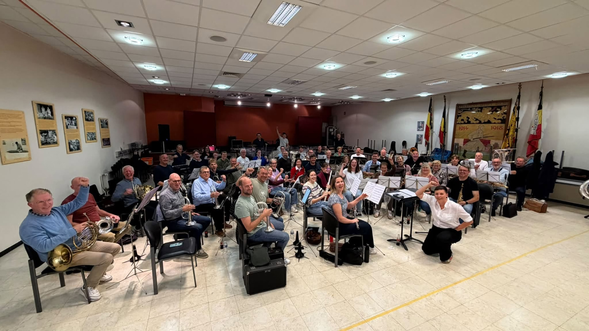 Groepsfoto van het orkest in de repetitieruimte